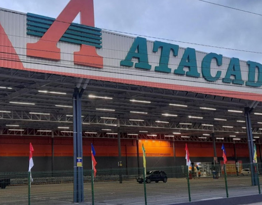 Assaltante com uniforme falso entra em área restrita e rouba malote no Atacadão