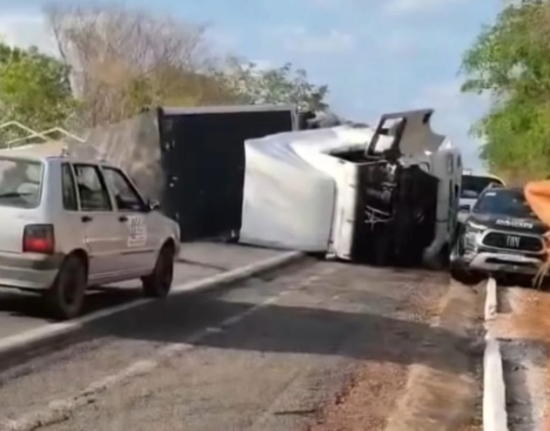 Caminhão tomba e bloqueia trânsito por 2 km na BR-343, no Piauí