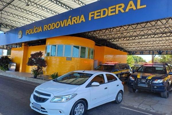 PRF recupera carro roubado e com sinais de adulteração em Floriano