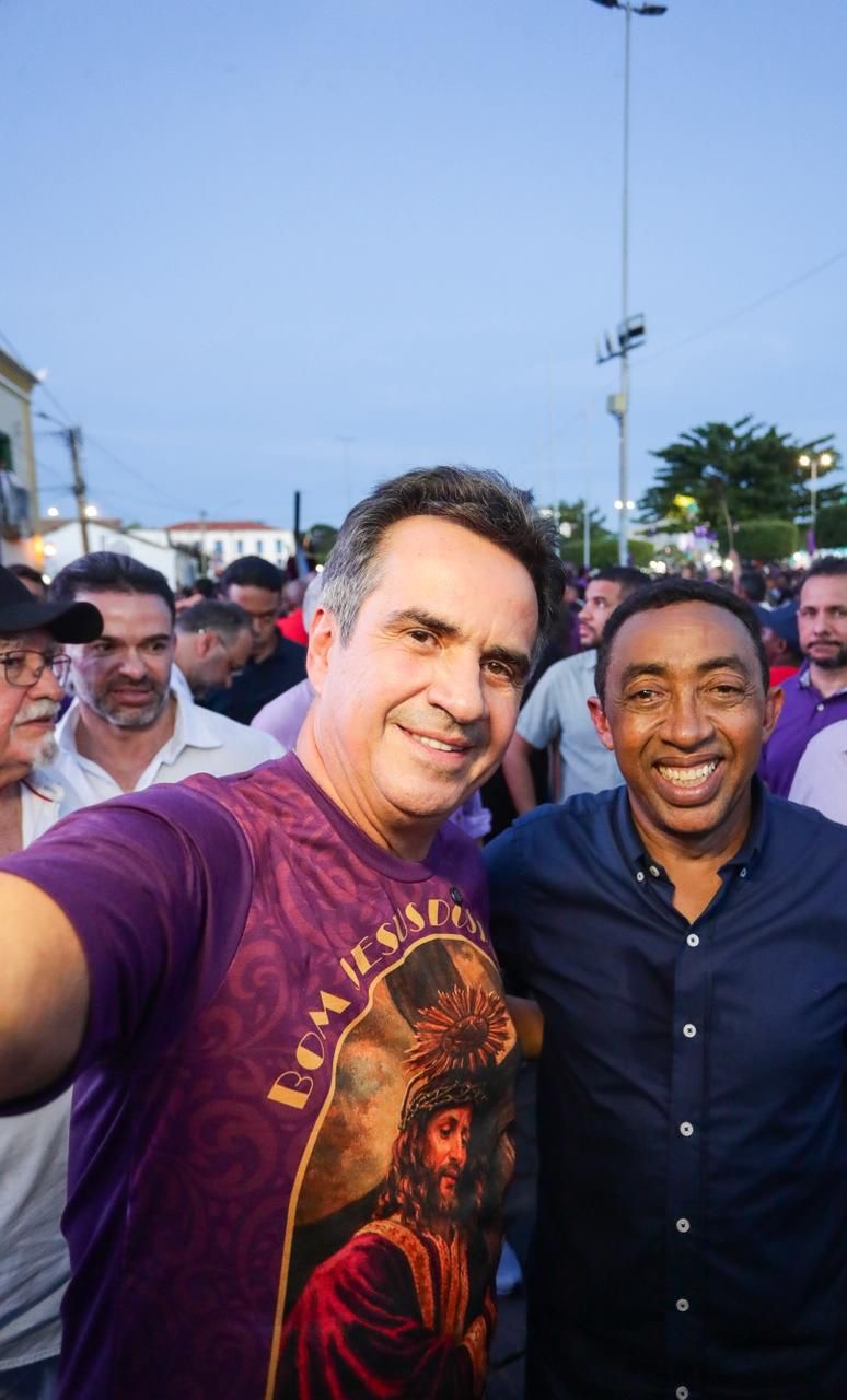 Ciro e Joel participam da Procissão do Bom Jesus dos Passos em Oeiras e são abraçados pela população