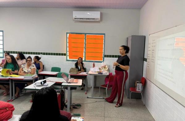 Professores de Esperantina participam de formação para novos programas