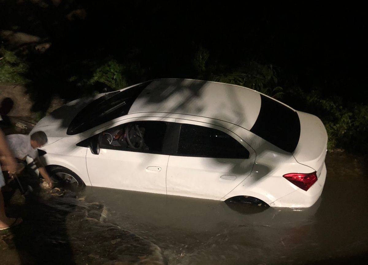 Motorista Fica Preso Ap S Seu Carro Ser Arrastado Pela Chuva Em