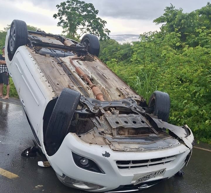 Carro capota em Regeneração após atingir outro veículo estacionado