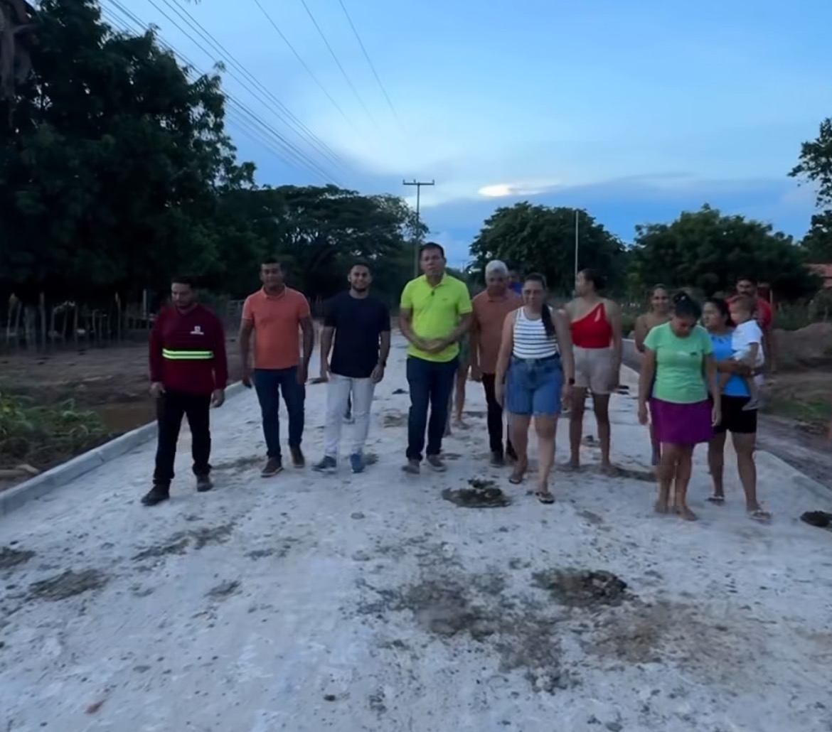 Deputado Carlos Augusto entrega calçamento à comunidade Tinguis, em José de Freitas
