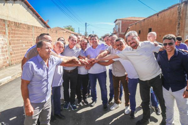 Governador acompanha fase final de pavimentação urbana em Avelino Lopes