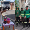 Dia do Gari: menino que admira garis faz homenagem aos profissionais em Parnaíba