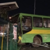 Acidente com ônibus derruba postes e semáforo na Zona Norte