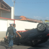 Motorista perde controle, bate em carro estacionado e capota em Parnaíba