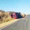 Caminhão com verduras sai da pista e tomba em rodovia entre   Parnaguá e Curimatá