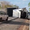 Caminhão tomba e bloqueia trânsito por 2 km na BR-343, no Piauí