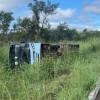 Ônibus com alunos sai da pista e tomba na BR-343 em Floriano
