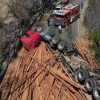 Carreta carregada de madeira tomba e bloqueia rodovia no Sul do Piauí