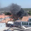 Fogo em depósito de eletrônicos provoca coluna de fumaça no Centro de Parnaíba