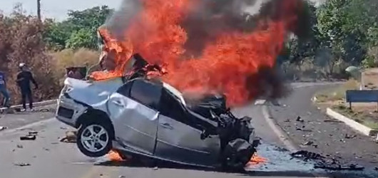 Colisão entre carro e carreta deixa quatro mortos carbonizados na BR-343, em Angical