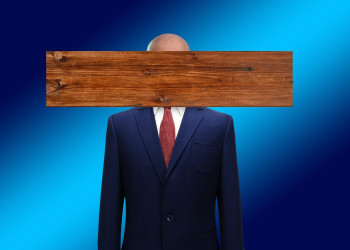 Empresas de fachada, escândalos de verdade – louvemos a quem não tem a cara de pau