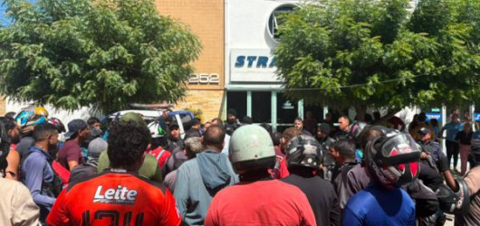 Motoboys protestam contra multas e fazem buzinaço em frente à Strans em Teresina
