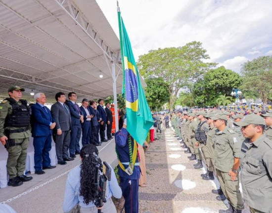 Governador Rafael Fonteles promove mais 250 PMs em solenidade do Dia da Bandeira