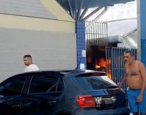 Incêndio de grandes proporções atinge mercado do São Joaquim e deixa ferido