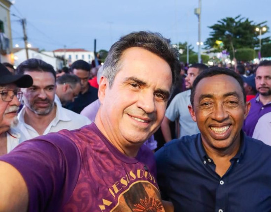 Ciro e Joel participam da Procissão do Bom Jesus dos Passos em Oeiras e são abraçados pela população