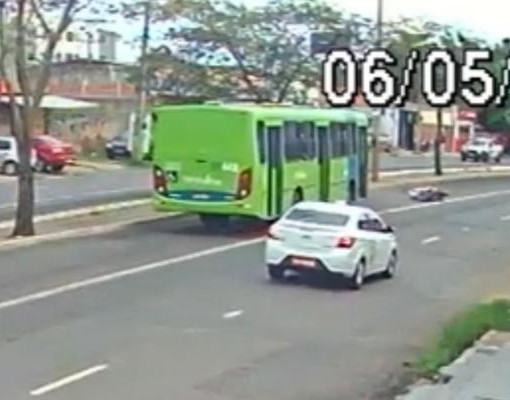 Mulher cai de moto em buraco na Miguel Rosa e escapa de atropelamento
