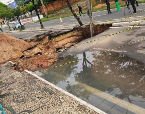 Após rachaduras e cratera avenida Jóquei Clube é interditado nos dois sentidos