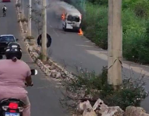 Fogo atinge van em avenida na zona sul de Teresina