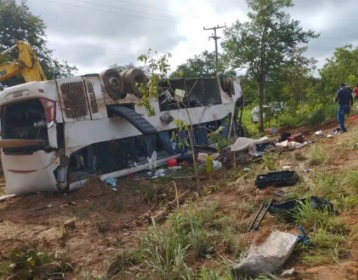 Ônibus tomba na BR-135 entre São Gonçalo e Corrente e sete pessoas morrem