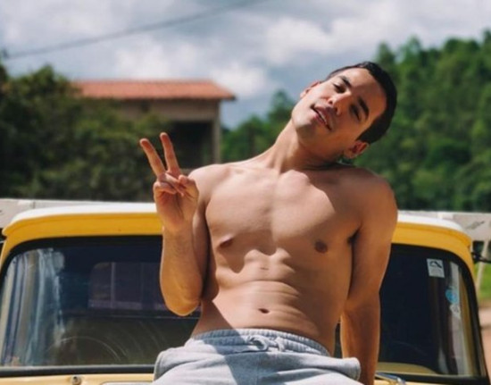 Ex-Malhação, Bruno Gadiol aparece nu em cartaz de espetáculo