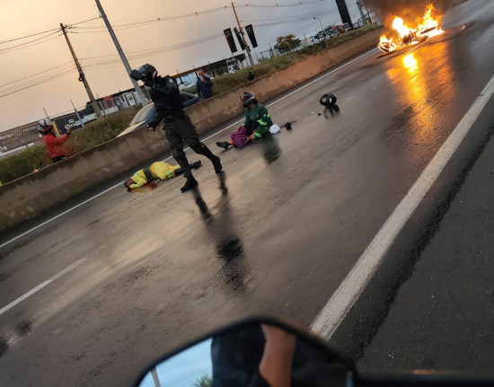 Motociclista morre e passageira fica ferida após acidente seguido de incêndio na BR-316