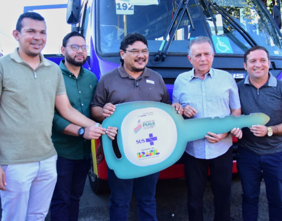 Flávio Nogueira participa de entrega de micro-ônibus do SUS para sete cidades do Piauí