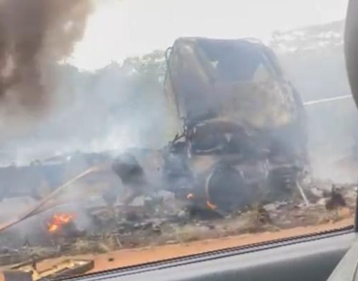 Caminhão-tanque sai da pista e explode no Sul do Piauí