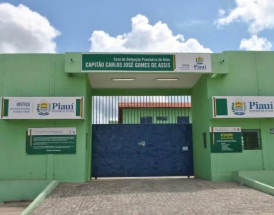 Homem que incendiou ex-companheira é levado para presídio após alta médica