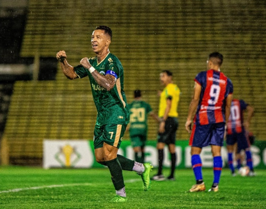 Com dois gols de Siloé, Atlético Piauiense vence Piauí e segue invicto na Série B