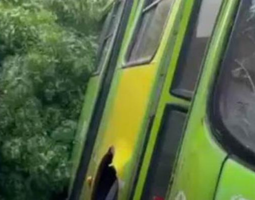 Ônibus perde controle após falha e destrói muro de casa em Nazária, no Piauí
