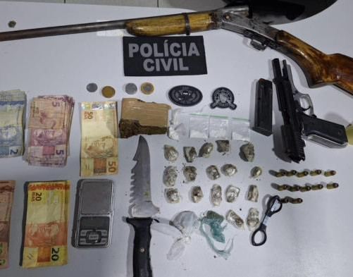 Polícia prende três por tráfico e apreende pistola e maconha em Água Branca