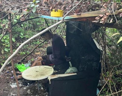 Suspeito é preso com dezenas de porções de drogas em área de mata