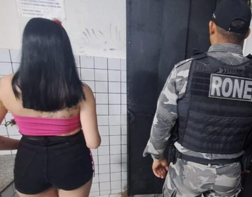 Jovem conhecida como “Gata Branca” é presa e suspeita de ordenar homicídios