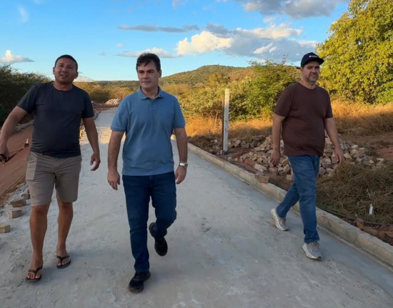 Severo Eulálio acompanha obras de calçamento e destaca melhorias no bairro Ipueiras