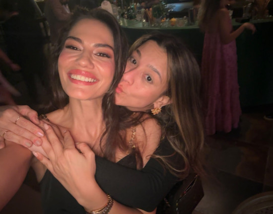 Colunista do Central Pop encontra Demet Özdemir durante viagem à Turquia