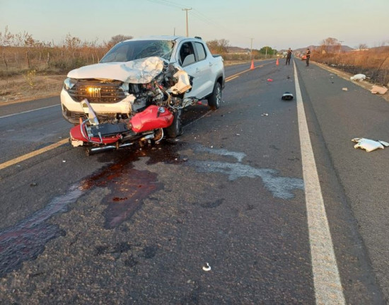 Motociclista morre em colisão frontal após ultrapassagem proibida na BR-230 em Oeiras