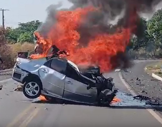 Colisão entre carro e carreta deixa quatro mortos carbonizados na BR-343, em Angical