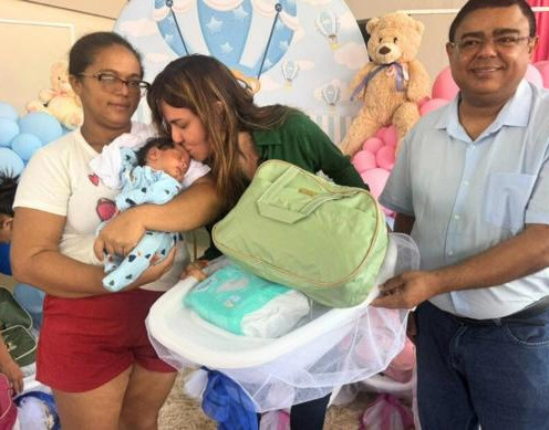 Prefeitura de Esperantina entrega enxovais a gestantes da rede social