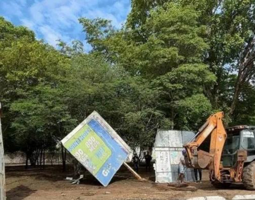 SDU Leste remove outdoors instalados de forma irregular em praça de Teresina