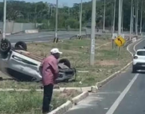 Carro capota e deixa mulher e criança feridas na zona Leste de Teresina