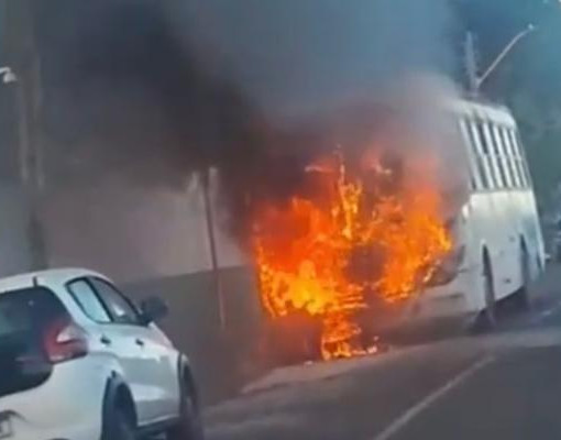Ônibus escolar pega fogo e fica destruído na zona Sudeste de Teresina