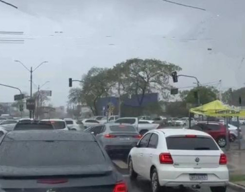 Chuvas intensas causam falhas em semáforos e lentidão no trânsito de Teresina