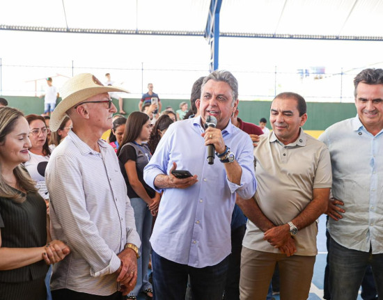 Júlio Arcoverde percorre municípios do Piauí e participa de festividades no interior