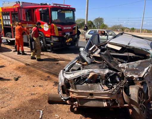 Motorista é resgatado das ferragens após colisão na BR-316 em Teresina