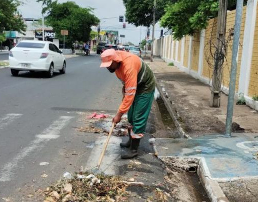 Projeto prevê piso de R$ 3 mil e aposentadoria especial para garis no país