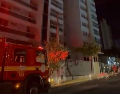 Dois carros elétricos pegam fogo e prédio é evacuado na madrugada